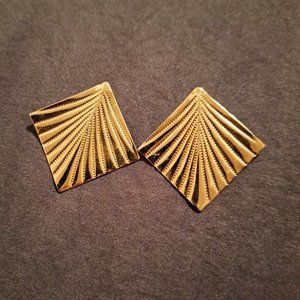 Vintage Fashion Gold Tone Earrings